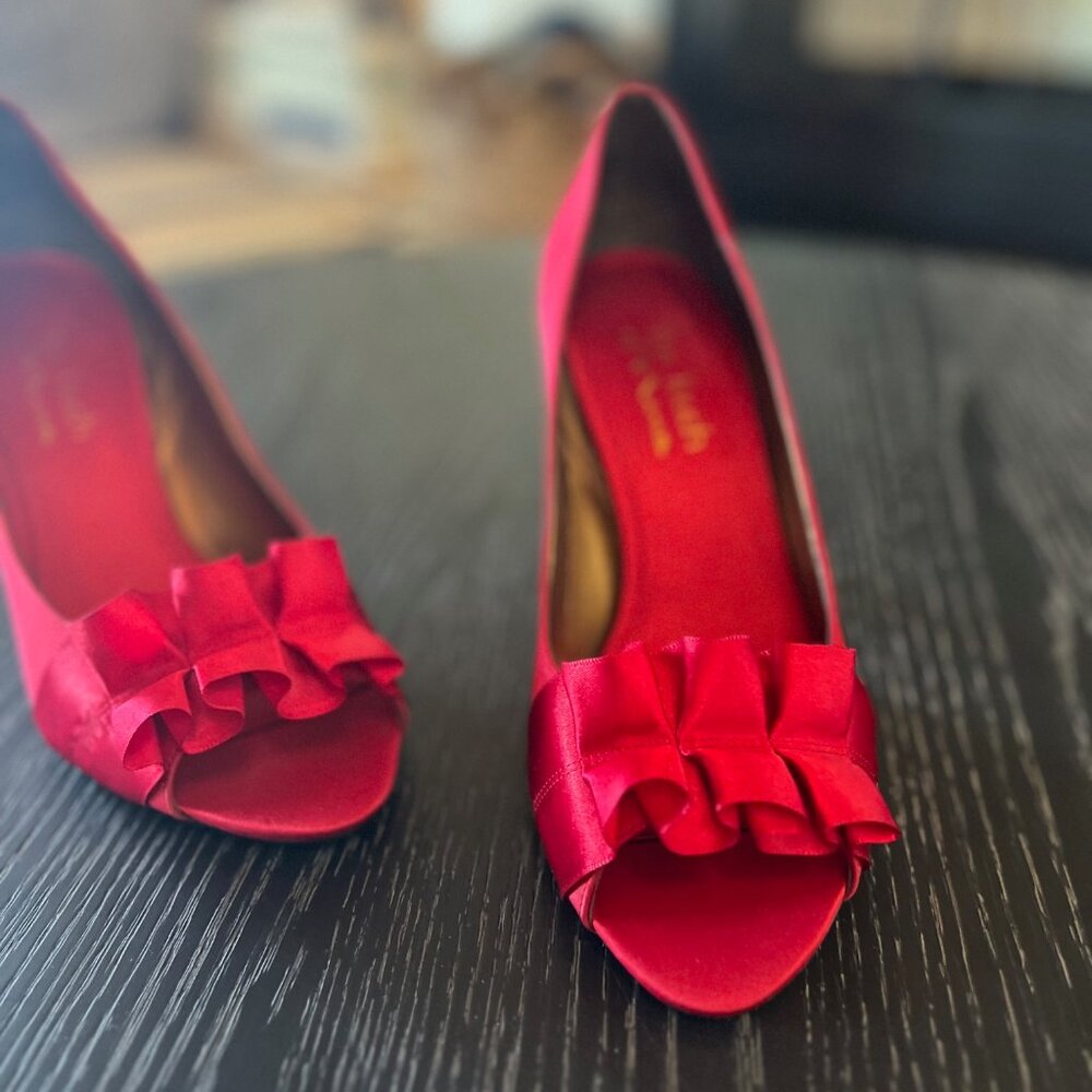 Never Worn Touch of Nina Red Satin Peep Toe Heels * Women's Size 8M - Picture 3 of 8